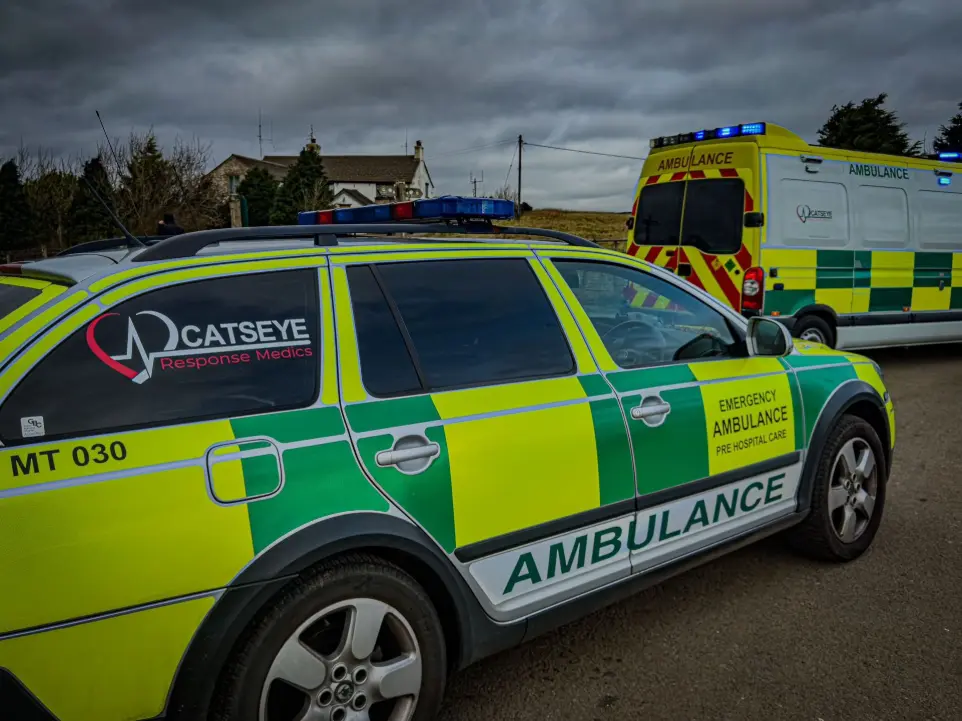 ambulance cateye medical team