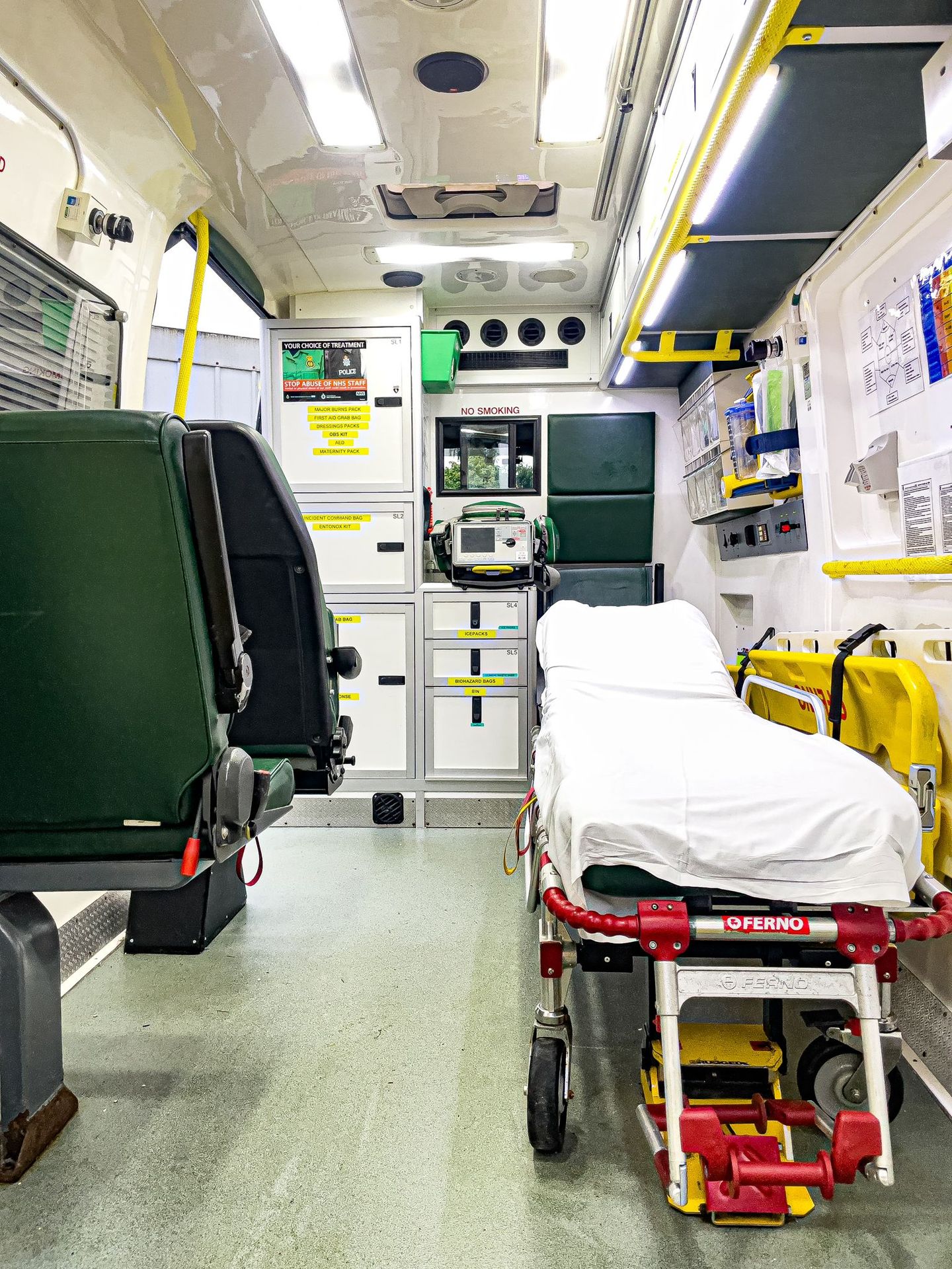 ambulance cateye medical team